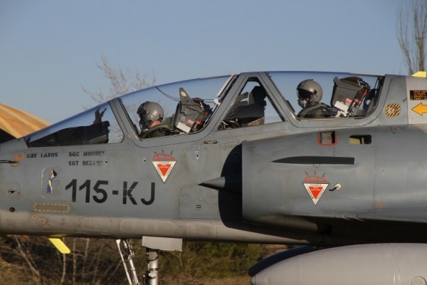 Uno de los dos veteranos biplazas Mirage 2000B franceses presentes en el TLP, en la parte delantera del fuselaje, junto al numeral, lleva pintada una Pin-up.
