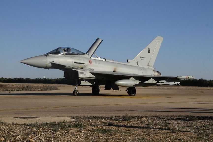 Un Eurofighter italiano en concreto del 4º Stormo, como denota el numeral y la insignia del “Cavallino rampante” de la cola, la insignia del as transalpino de la Primera Guerra Mundial Francesco Baracca.