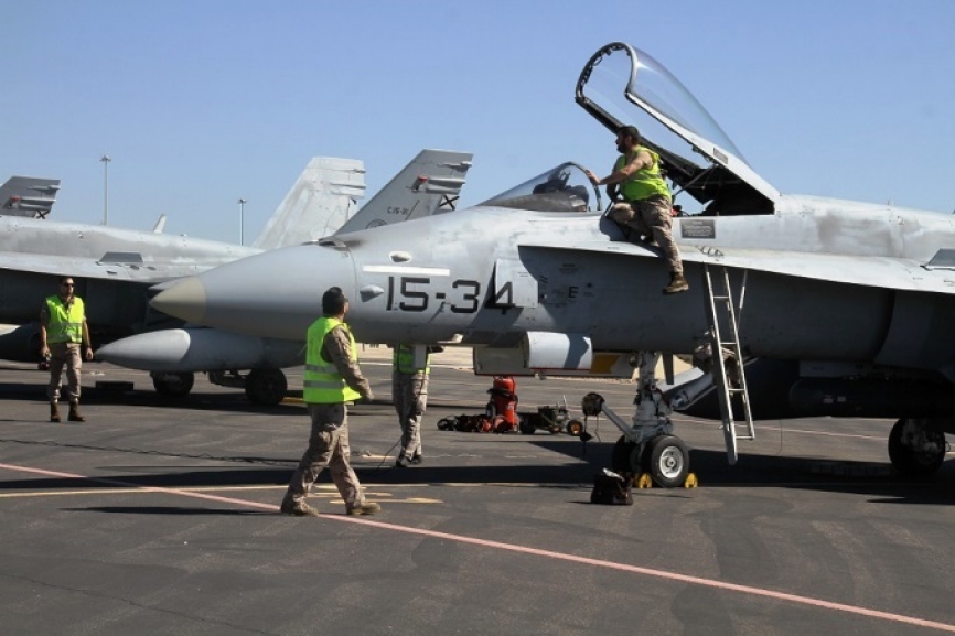 Personal de línea del Ala 15 prepara sus EF-18M para una nueva misión del TLP.