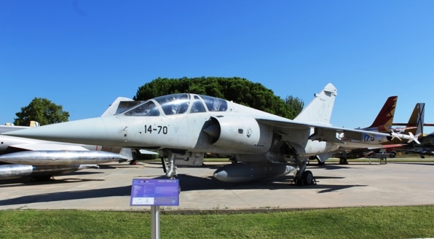 Se le considera el puente entre el F-104 y el F-18 dentro del Ejército del Aire. Lo que es innegable es su atractivo diseño 100x100 aerodinámico. (Fotografías: Miguel Martínez)