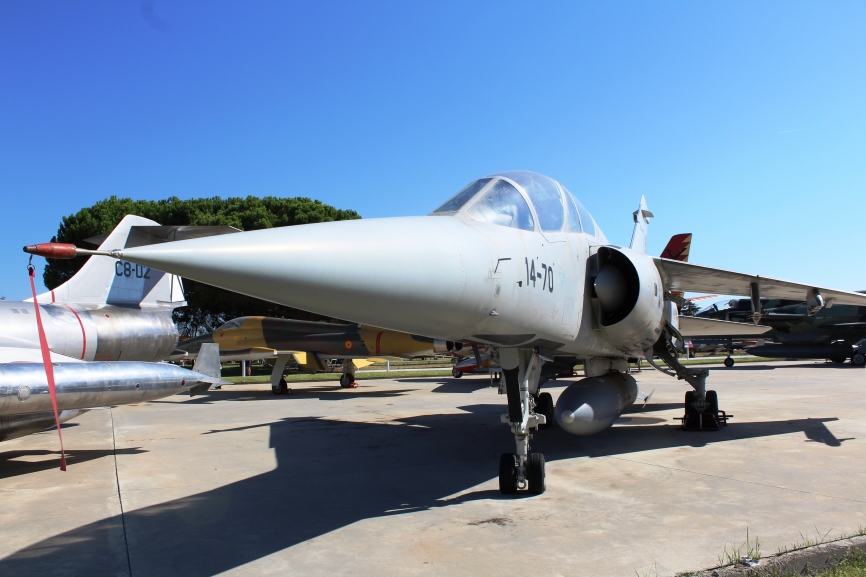 El Ejército del Aire adquirió un total de 91 unidades de este cazabombardero de fabricación gala entre los años 1975 y 1998. Es en junio de 2013, cuando tras 35 años de servicio, finaliza su vida operativa.