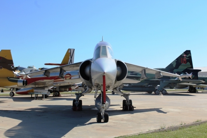Esta bestia alcanzaba una velocidad máxima de 3.335 Km/h (2,2 Mach) a 12.000 m. gracias a sus motores SNECMA Atar 9K-50 de 7.166 kg de empuje con postcombustión.