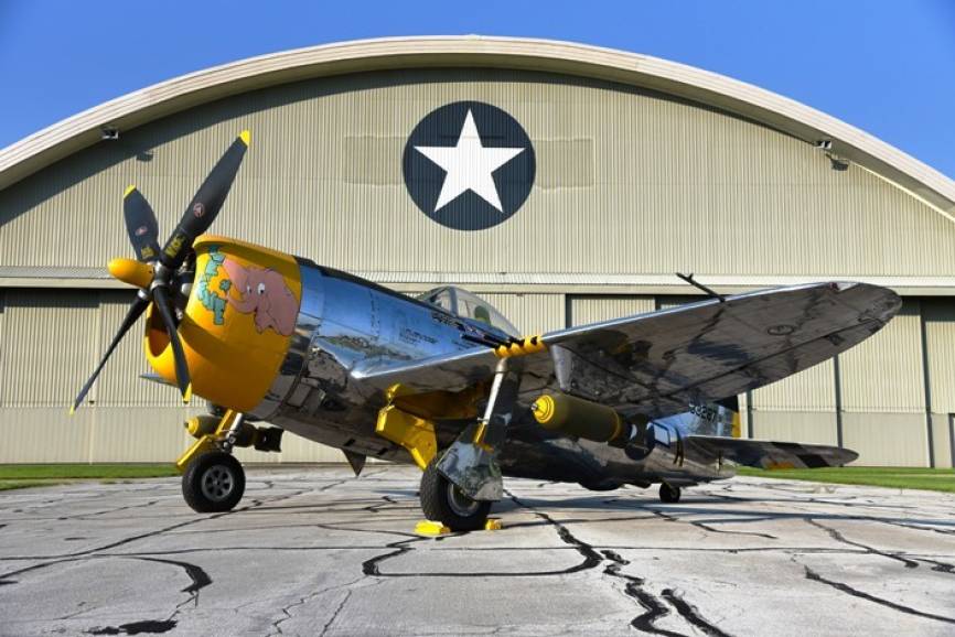 FAP 116. Exhibido en el Museo Nacional de la Fuerza Aérea representando al P-47D apodado “Five by Five” del Coronel Joseph Laughlin, Comandante del Grupo de Caza Nº 362 (9ª Fuerza Aérea) en 1945 (foto National Museum of the Air Force).