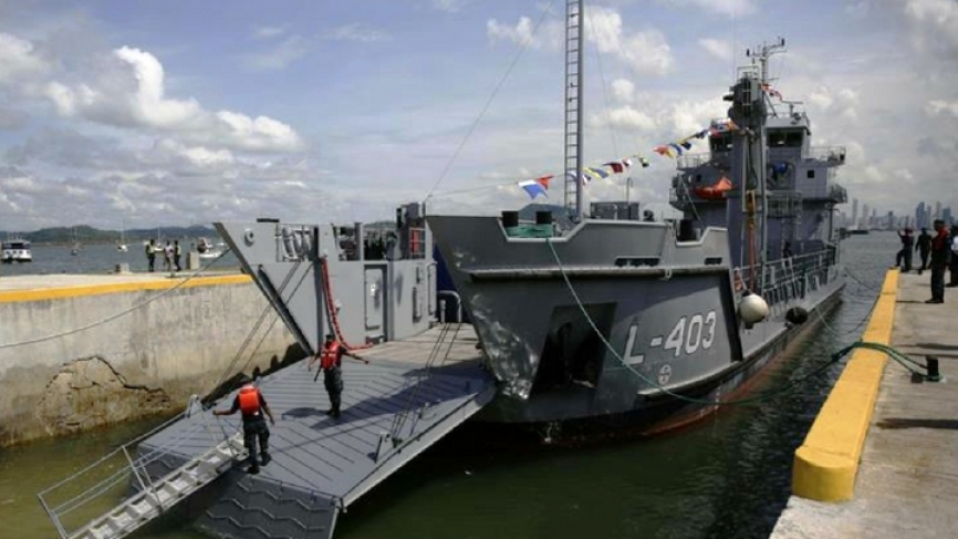 L-403 “Presidente“, un Damen “Stand Lander 5612”.