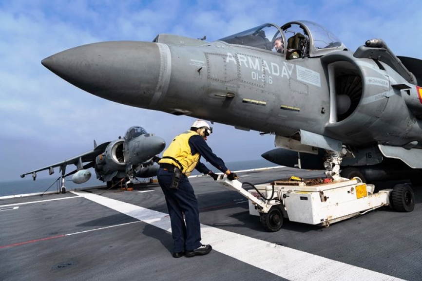 Movimiento de un “Harrier II” en la cubierta del LHD “Juan Carlos l”. (foto: MARCOM)