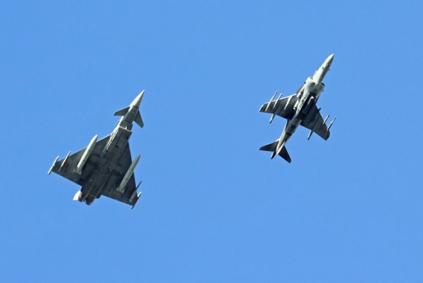 Una formación entre un AV-8B Plus (derecha) de la Armada y un Eurofighter del Ejército del Aire. (foto: Javier Sánchez)