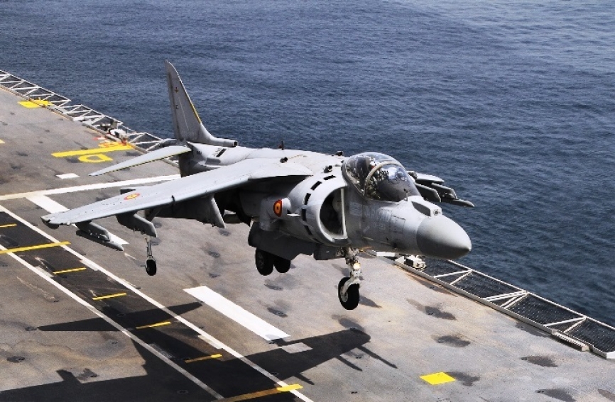Un AV-8B Plus “Harrier II” tomando en la cubierta del LHD (Landing Helicopter Dock) “Juan Carlos I”, buque insignia de la Armada española. (foto: Julio Maíz/defensa.com)