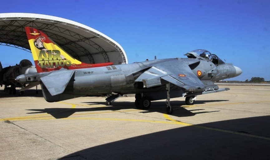 El año pasado se aplicó una preciosa decoración especial a dos AV-8B, para participar en el “Air Tatoo” y otro evento aeronáutico en Reino Unido. (foto: Julio Maíz/defensa.com)
