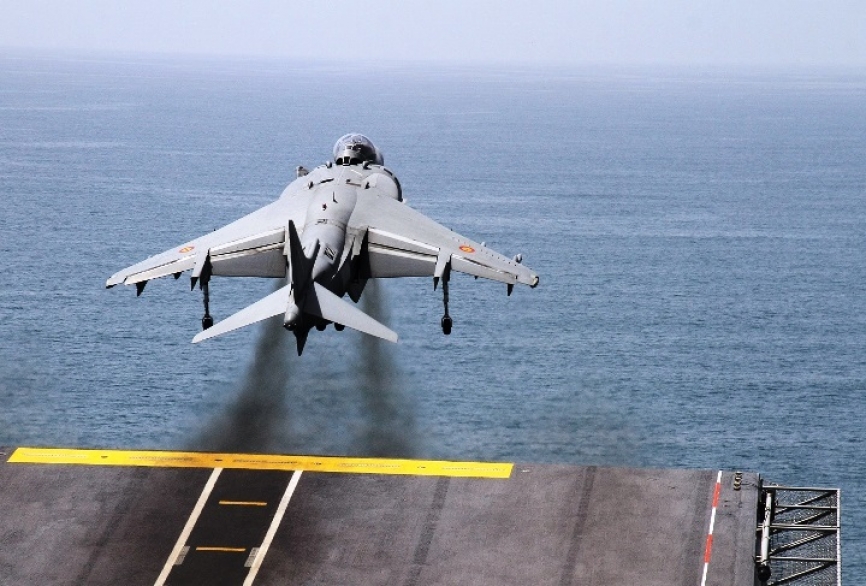 Momento en el que despega un “Harrier II” mediante la sky-jump del LHD “Juan Carlos l”. (foto: Julio Maíz/defensa.com)