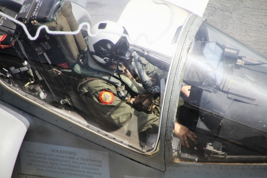 Un piloto de la 9ª Escuadrilla en la cabina de su “Harrier II”, tras aterrizar en el LHD “Juan Carlos I”. (foto: Julio Maíz/defensa.com).