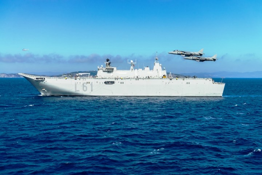 Una patrulla de Harrier de la 9ª Escuadrilla pasa junto al LHD “Juan Carlos l”, el único navío de la Armada española desde el que pueden operar embarcados. (foto: MARCOM)