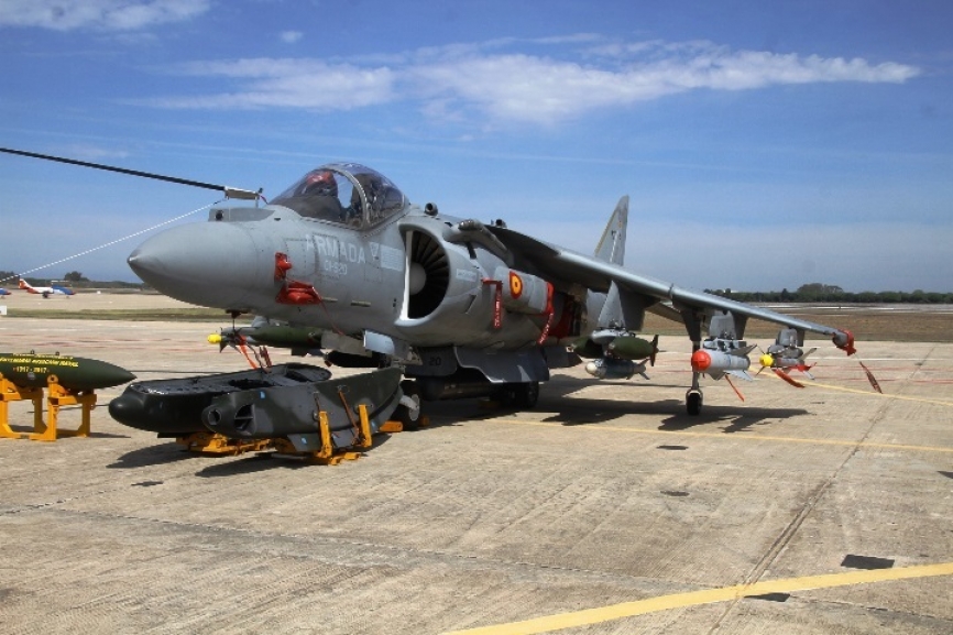 El AV-8B Plus puede llevar una amplia variedad de armamento aire-aire y aire-suelo. (foto: Julio Maíz/defensa.com)
