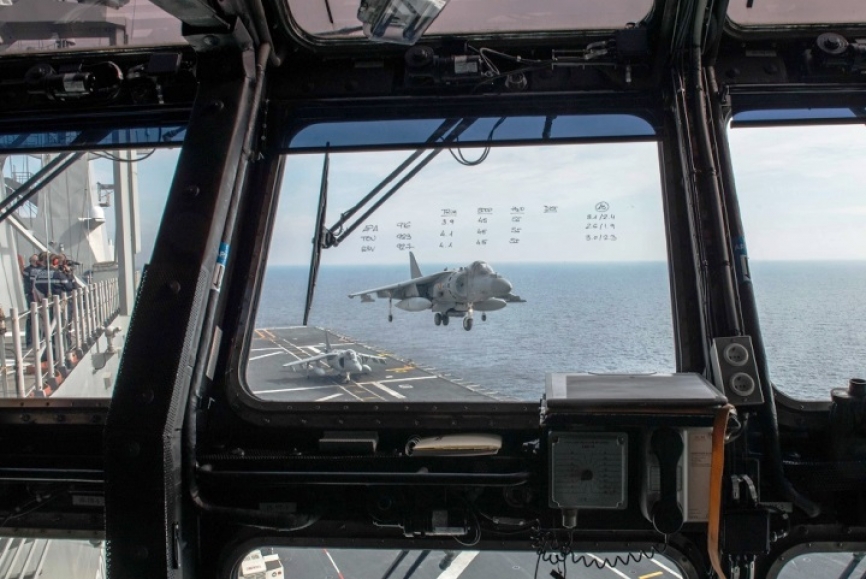 Vista desde de dos AV-8B Plus desde el primario de vuelo del LHD “Juan Carlos I”. (foto: MARCOM)