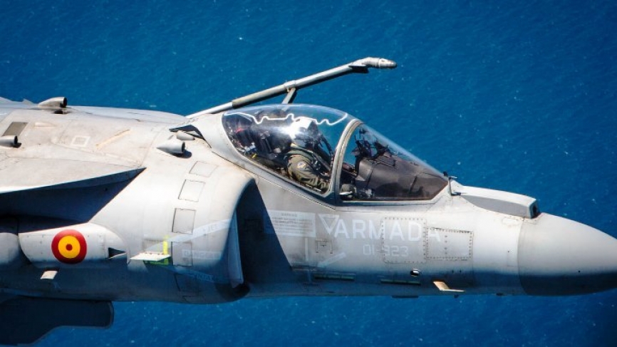 Los AV-8B Plus tienen capacidad para ser reabastecidos en el aire, a la izquierda del fuselaje lleva la sonda, que se ve desplegada en la imagen. (foto. USMC).