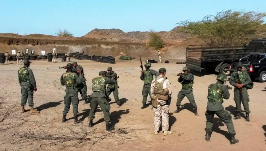 Militar español de la FGNE destacado a un país del Sahel para formar a militares locales en diversos aspectos del combate (foto MDE.es).