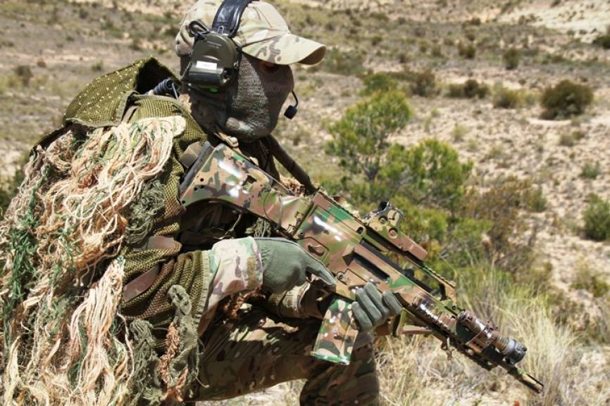 Militar del MOE del ET español durante un ejercicio, bien camuflado que va para dificultar su localización
