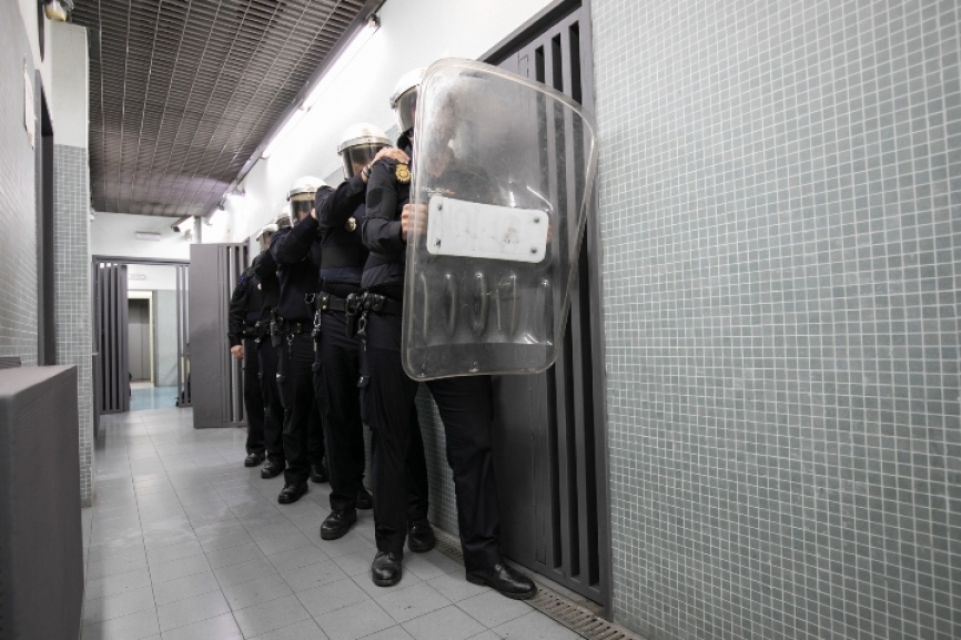 Además de prácticas de tiro también se realizan distintos cursos como los de protocolo de intervención en calabozos con personas violentas o de entradas en bienes e inmuebles. No en vano, esta gran familia también cuenta entre sus filas con un instructor de defensa personal policial.