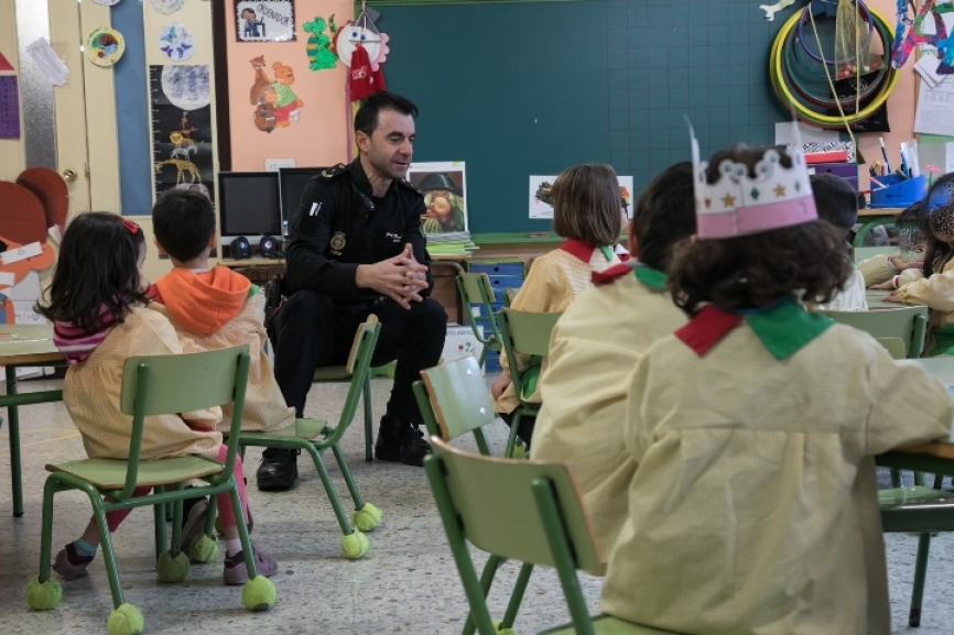 Otra parte tremendamente importante, es la colaboración de la Comisaría con los diversos centros escolares de la localidad. Charlas sobre Bulling, Ciberacoso, VIOGEN....