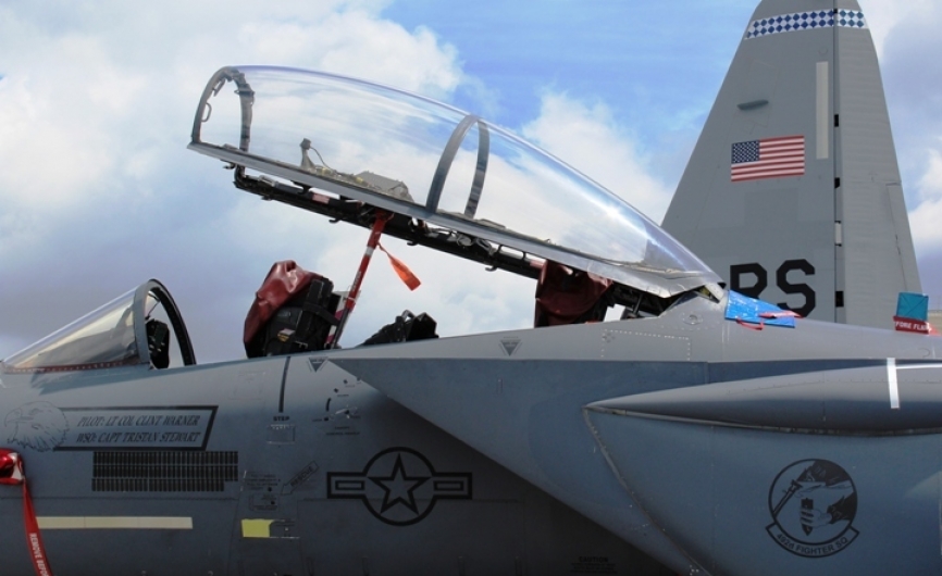 En esta imagen se aprecia claramente la bóveda de apertura de cabina levantada, y no tan claramente los dos asientos eyectables ACES II, el delantero pertenece al piloto, y el trasero al Oficial de sistemas de armamento.