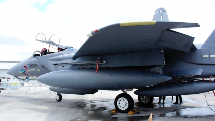 La capacidad de los depósitos de combustible externos es de 2.309 litros. El F-15 a aumentado su capacidad de carga útil hasta 29.500 lbs. (Fotografías: Miguel Martínez)