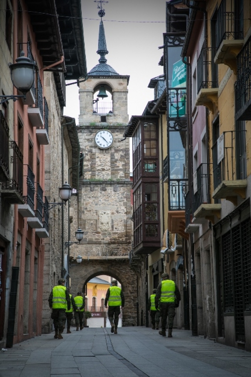 Aunque aquí no ha sido necesario el despliegue de unidades logísticas para el montaje de Hospitales u otras infraestructuras, el ET ha desplegado por medio del Mando de Artillería de Campaña diversas unidades pertenecientes a los Acuartelamientos del Ferral y de Astorga.