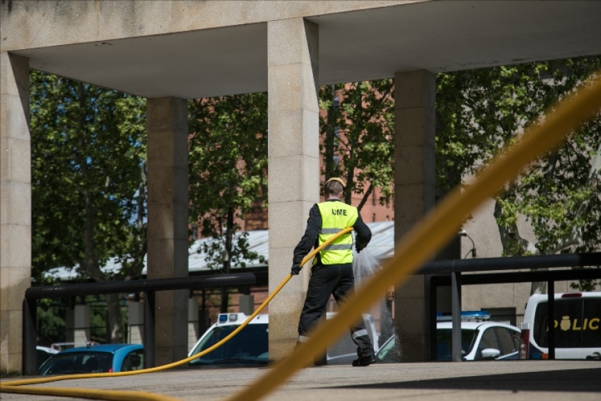 Aquí podemos ver a miembros de la unidad realizando una desinfección en las dependencias de la Policía Nacional