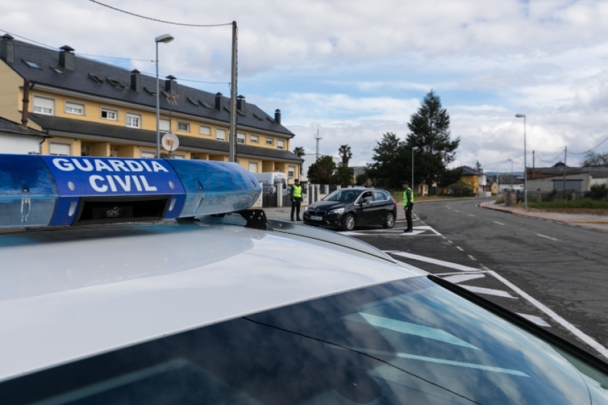 Los controles de movilidad por parte de la guardia civil son habituales en diversos puntos de acceso a la ciudad.