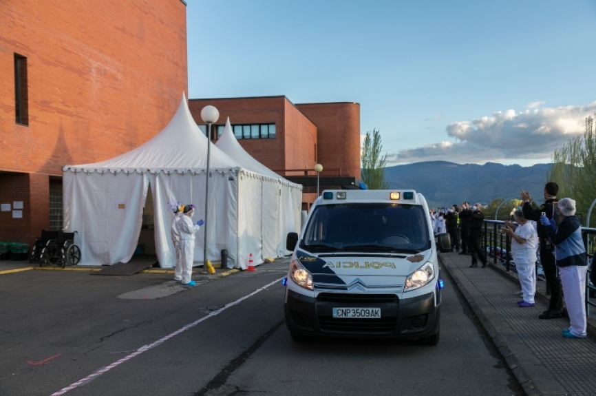 Además de las habituales funciones de seguridad, también son habituales los homenajes tanto a los servicios sanitarios como al resto de la población por parte de la Policía Nacional.