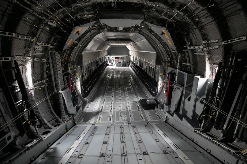 Con una bodega de carga de 340m cúbicos configurable, le confieren al A400 la versatilidad necesaria para el transporte de materiales (37Tn ), tropas (hasta 116 soldados con sus respectivos equipos) o incluso evacuaciones médicas con 66 camillas.