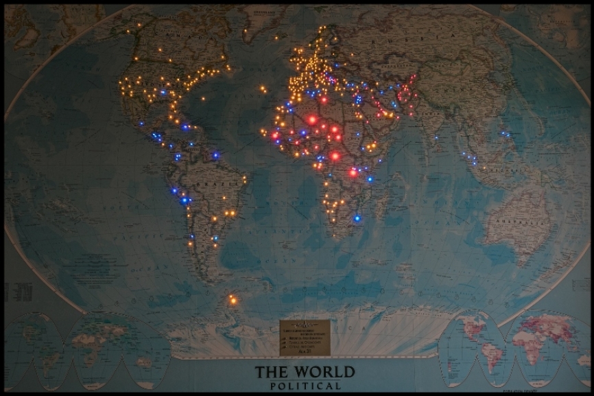 Curioso mapa en el que se indican las distintas zonas de operaciones y misiones realizadas a lo largo de los más de 40 años del ALA 31 la cual continua escribiendo líneas en su historia, pues.....en este mapa falta China !!! (FOTOS: Guillermo Pis Photo)