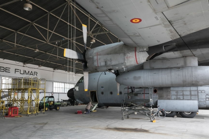 Inicialmente formada por los aviones Hércules T.10 / TK.10 del Ala 31, familiarmente conocidos como "Dumbos" han realizado infinidad de misiones tanto dentro como fuera de nuestras fronteras. Estos veteranos se acercan al fin de su vida en activo en nuestro EA.