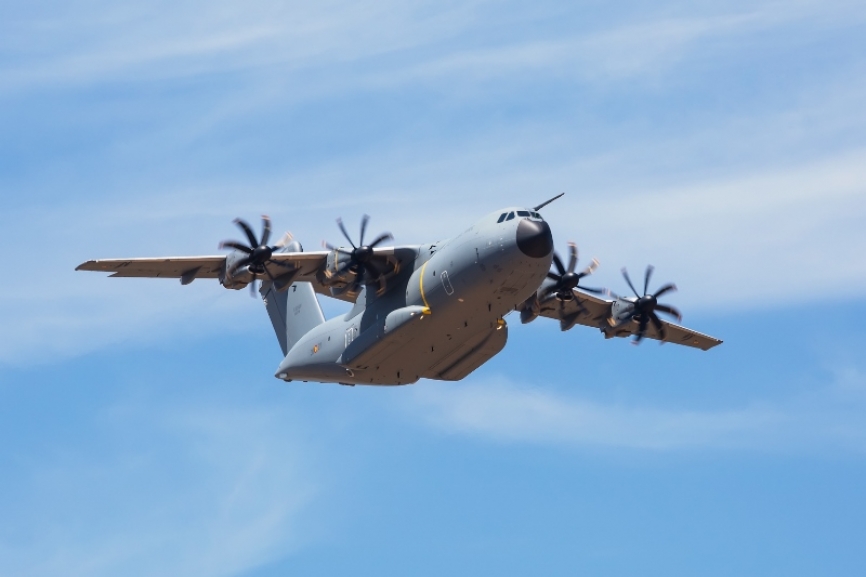Un avión de Transporte militar y Cisterna de largo alcance que cuenta ya con la certificación para la realización de saltos en paracaídas por sus puertas laterales pero con mucho que demostrar aun para hacer olvidar a los mundialmente conocidos "Dumbos".