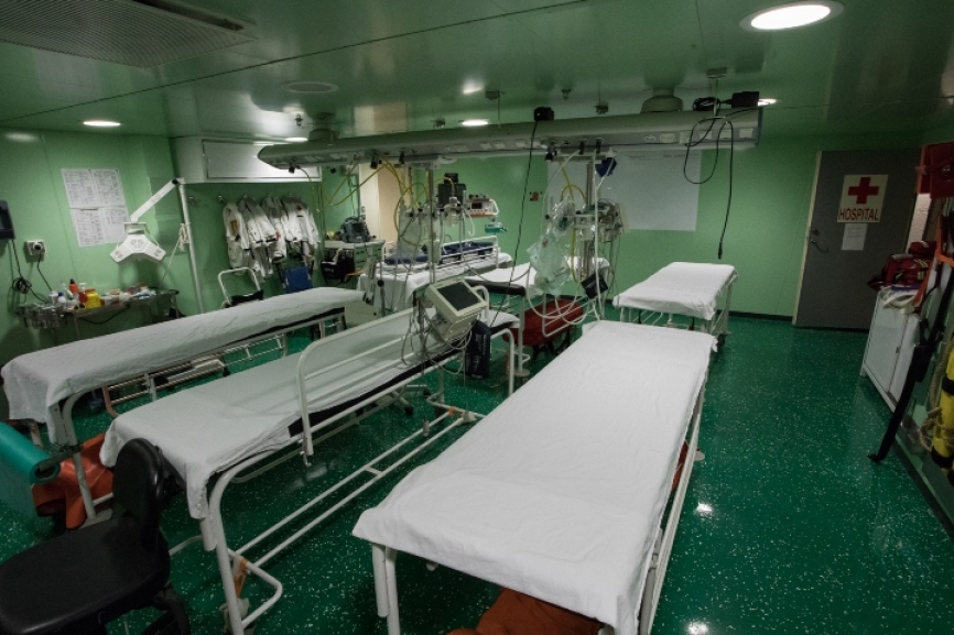 Destacable también el Hospital con el que cuenta esta ciudad flotante. Un Hospital con capacidad ROLE 2 (algo bastante parecido a lo que es a día de hoy un hospital comarcal).Con la capacidad si fuese necesario de contactar mediante un monitor en tiempo real con cualquier especialista del Hospital militar Gómez Ulla.