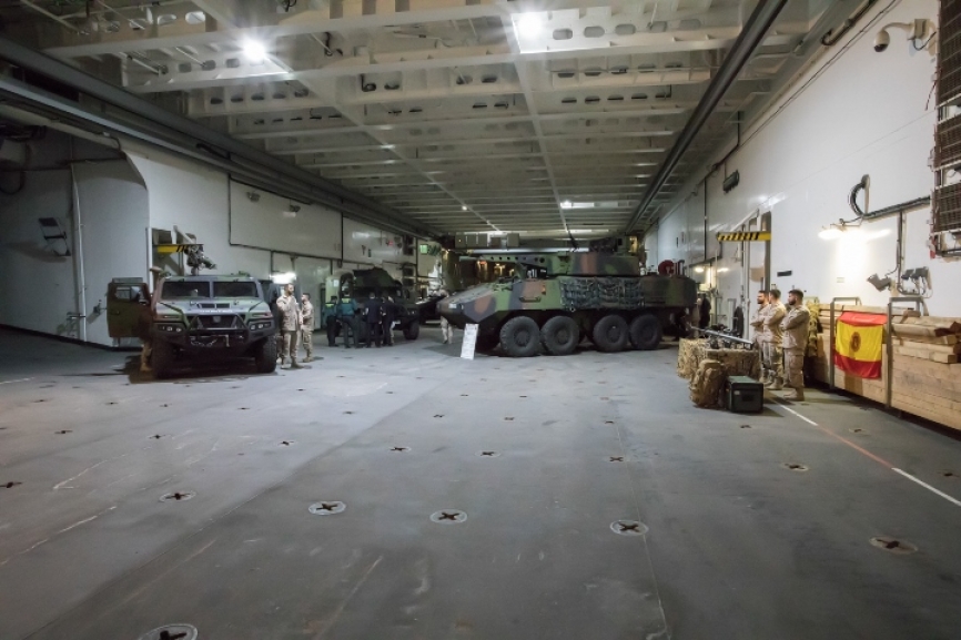 El garaje de carga pesada, situado en el primer nivel, puede albergar 29 carros de combate, vehículos anfibios, vehículos oruga y contenedores de carga de hasta 16 toneladas.