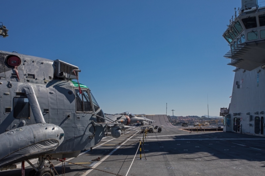 La capacidad aérea prevista es que pueda transportar y operar hasta 30 aeronaves entre helicópteros medios y pesados en perfil de operaciones anfibias, o bien entre 10 y 12 aviones F35B o AV-8B+, más un número similar de helicópteros medios, cuando actúe con perfil de misión de portaaviones.