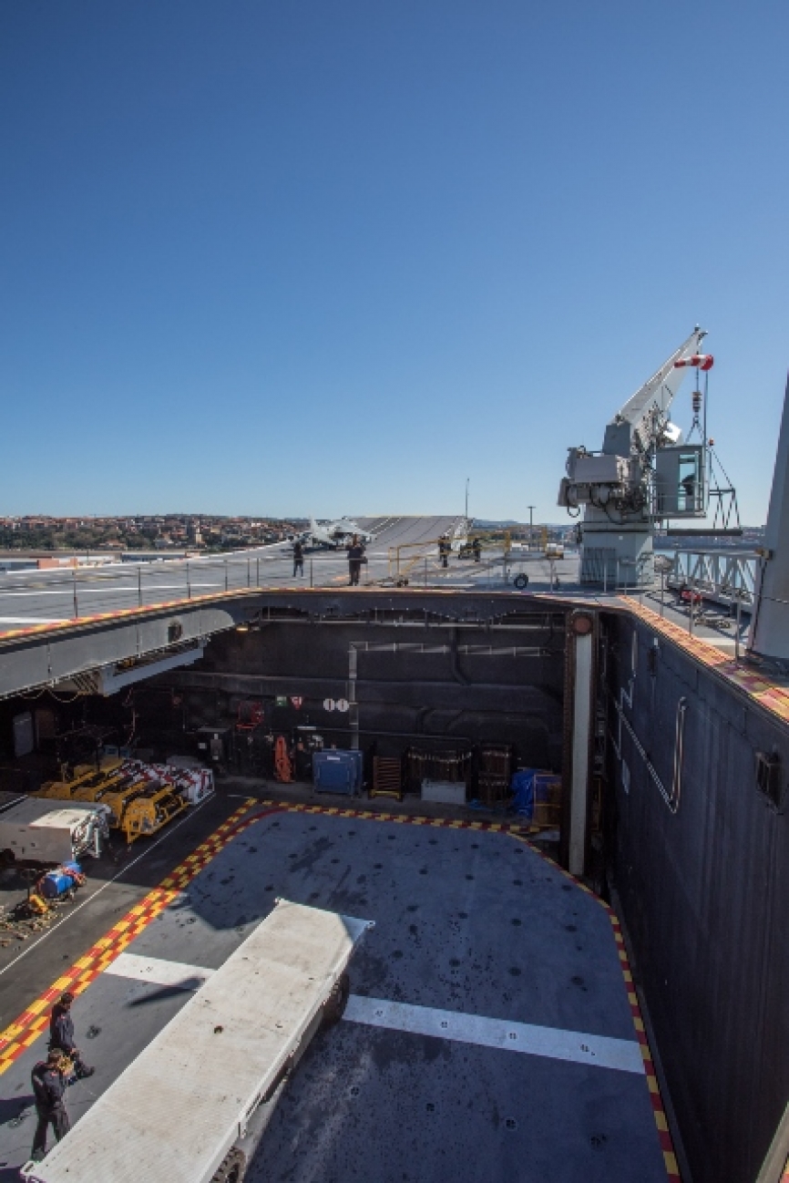 Un buque con un desplazamiento de 26000 Tons. y una dotacion de 295 hombres y mujeres. En la imagen, uno de los elevadores de acceso al garaje de carga ligera.