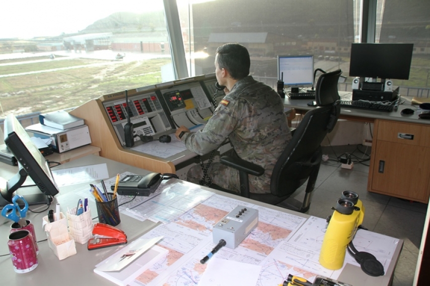 Desde la torre de control se gestionan y controlan las actividades relacionadas con el despegue y la toma de los helicópteros del Batallón (foto Octavio Díez Cámara).