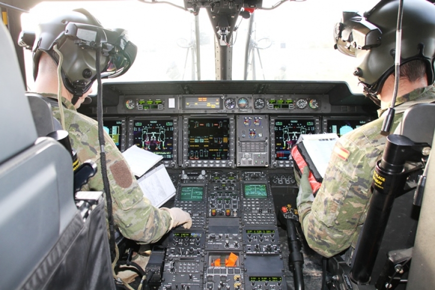 Dos militares, oficiales o suboficiales, se encargan del control y de la gestión del vuelo. La cabina de este modelo es especialmente avanzada en su concepto y sistemas (foto Octavio Díez Cámara).