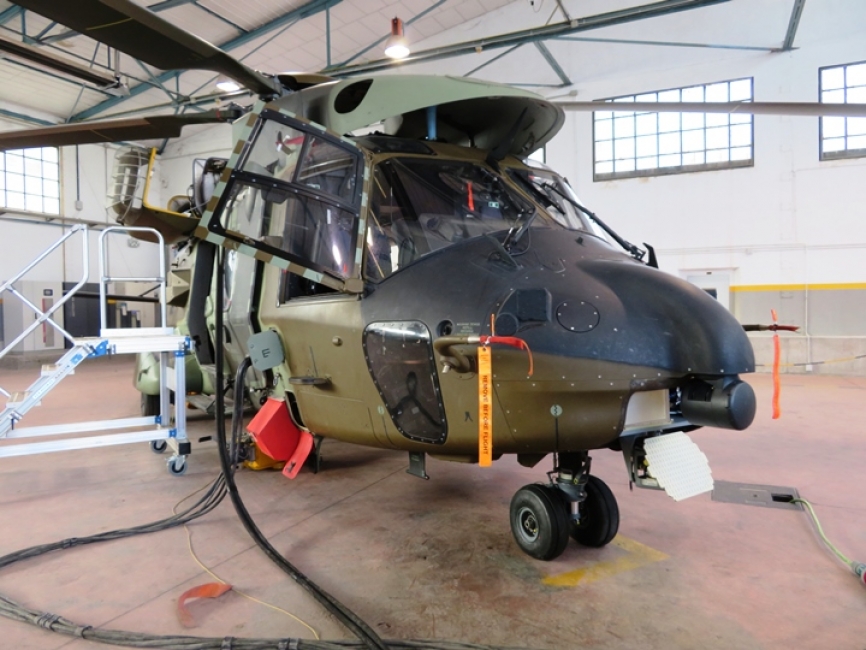 En Agoncillo hay un amplio hangar donde se realizan distintas tareas de mantenimiento de los NH90 que tienen en dotación, un modelo con radar meteorológico (foto Octavio Díez Cámara).