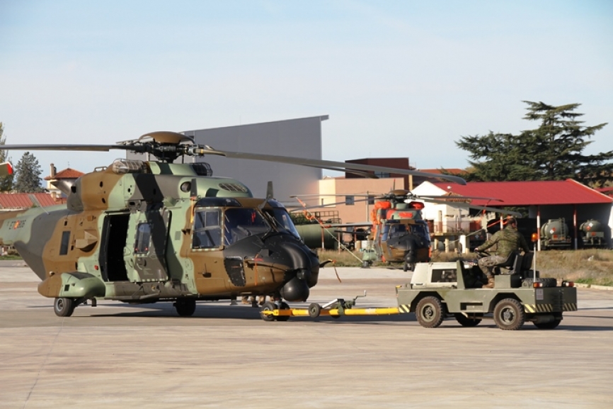 En las actividades del día a día es usual ver cómo se remolcan los helicópteros desde los hangares a la pista y viceversa, actividad en la que son de gran ayuda pequeños tractores (foto Octavio Díez Cámara).