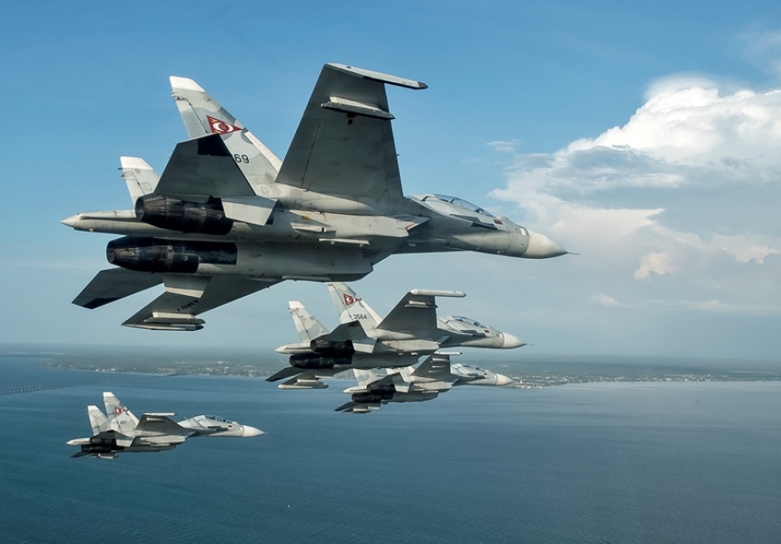 Sukhoi Su-30 MkII del GAC Nº 13 sobrevolando el lago de Maracaibo en el occidente de Venezuela.