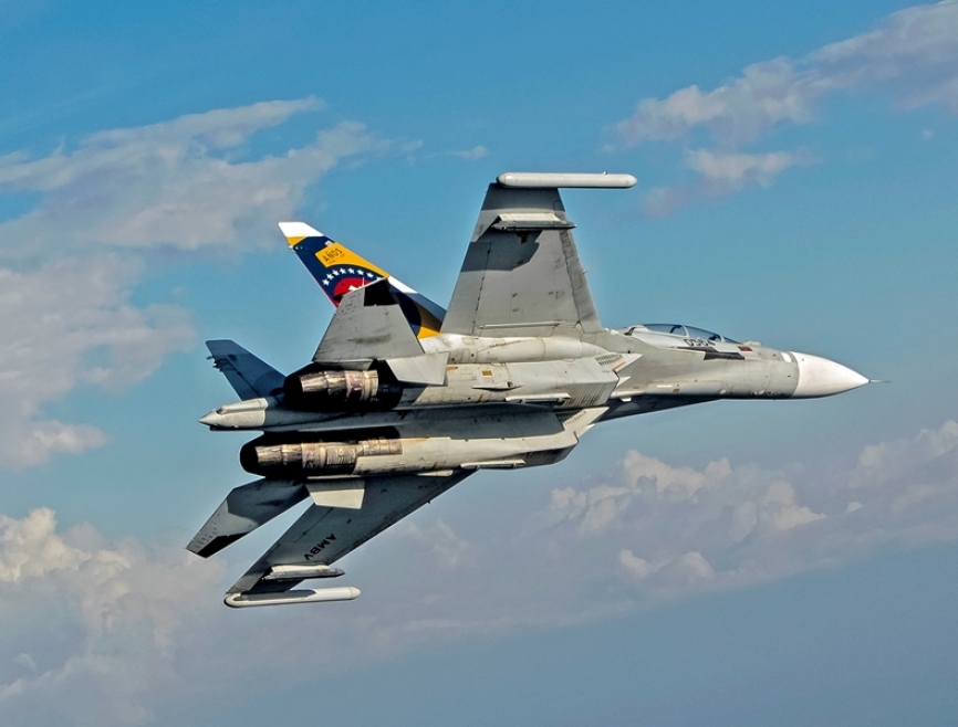 Patrullaje aéreo en el oriente de Venezuela efectuado por el Sukhoi Su-30 MkII del GAC Nº 13, se pueden observar en las puntas de las alas las barquillas de perturbación electrónicas KNIRTI L-005S Sorbtsiya-S.