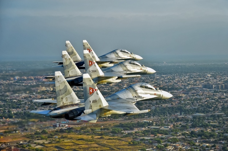 Formación de Sukhoi Su-30 MkII sobrevolando en el ocaso la ciudad de Maracaibo, estado Zulia, Venezuela.