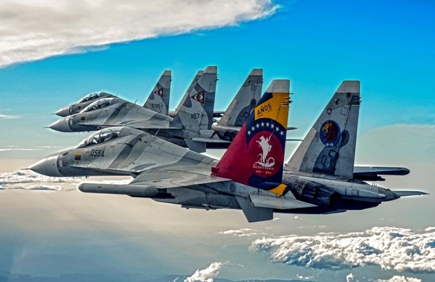 Formación de Sukhoi Su-30 MkII de retorno a su sede Base Aérea Teniente Luís del Valle García de la ciudad de Barcelona, después de una misión de patrullaje.
