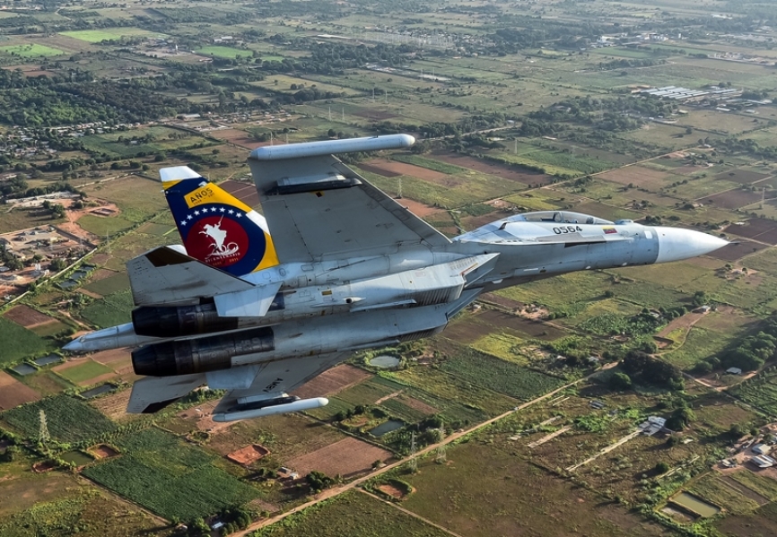 Rompimiento de formación para aterrizar en el aeropuerto de la Base Aérea Teniente Luis del Valle García en la ciudad de Barcelona, después de realizar misiones de patrullaje en el Caribe de Venezuela.