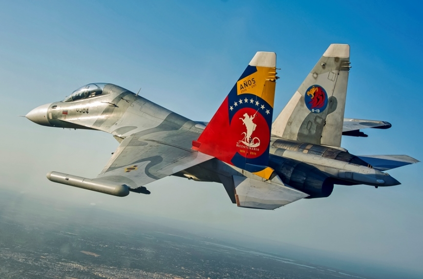 Sukhoi Su-30 MkII exhibiendo el arte en el timón de cola del 5to aniversario de servicio en la AMBV.