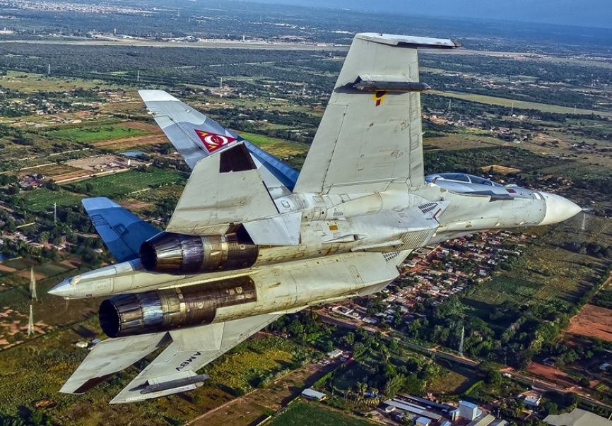 Sukhoi Su-30 MkII haciendo pasaje de pierna paralela al aeropuerto de la ciudad de Maracaibo antes del aterrizaje después de misiones de entrenamiento en el occidente venezolano durante un despliegue realizado a esa ciudad por el GAC Nº 13.