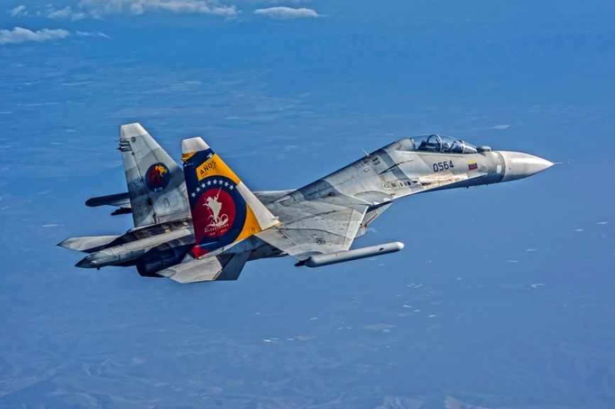 El Sukhoi Su-30 MkII muestra la barquilla de perturbación electrónica KNIRTI L-005S Sorbtsiya-S en el punto duro de la punta del ala; con capacidad para perturbar radares desde la banda H hasta la J .