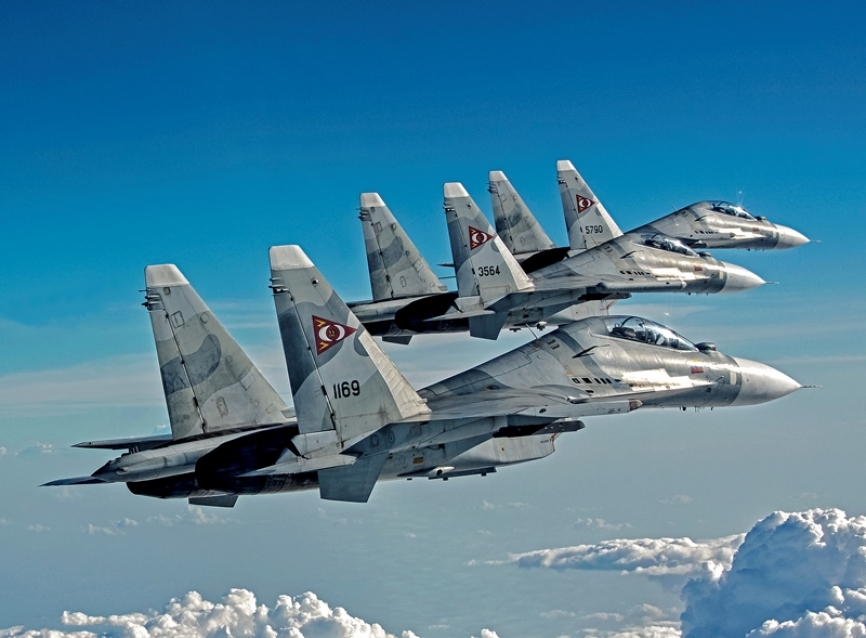 Formación de tres Sukhoi Su-30MkII en despliegue a la ciudad de Maracaibo en el occidente de Venezuela.
