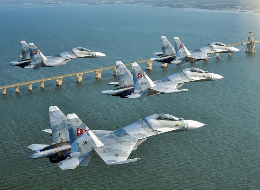 Formación de Sukhoi Su-30 MkII del GAC Nº 13 realizando un pasaje sobre el puente General Rafael Urdaneta sobre el lago de Maracaibo.